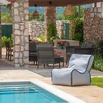 τheano Vila *